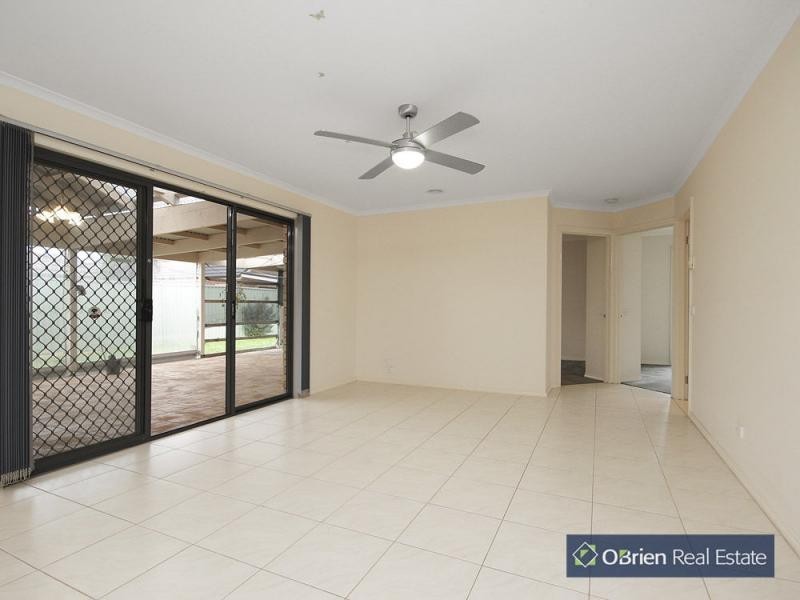 10 Meadow Croft Court, Cranbourne East VIC 3977