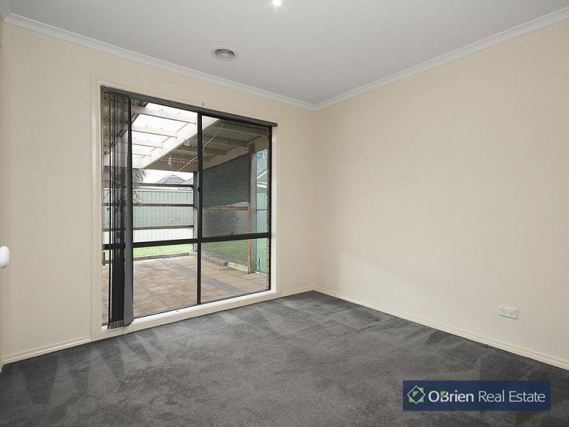 10 Meadow Croft Court, Cranbourne East VIC 3977