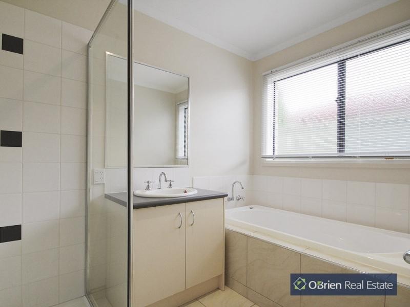 10 Meadow Croft Court, Cranbourne East VIC 3977