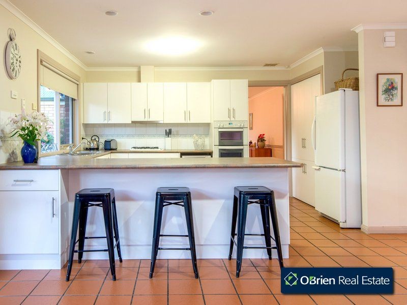 33 Hedgeley Drive, Berwick VIC 3806