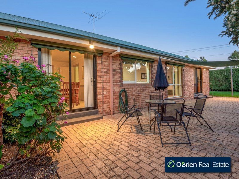 33 Hedgeley Drive, Berwick VIC 3806