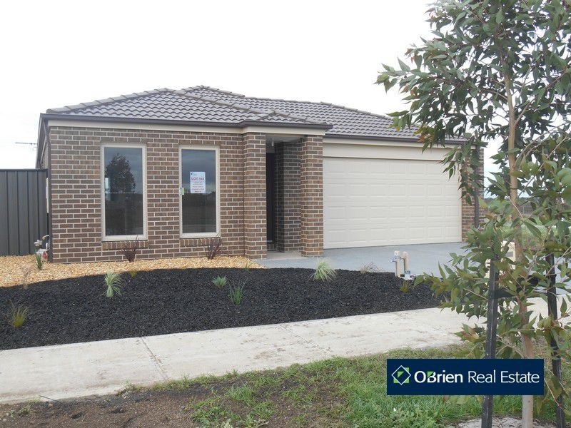 82 Wheelers Park Drive, Cranbourne North VIC 3977