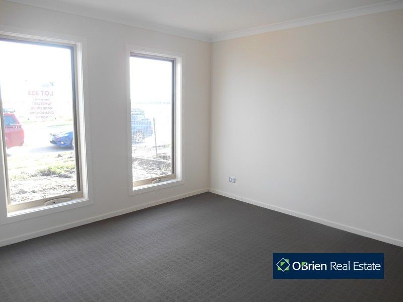 82 Wheelers Park Drive, Cranbourne North VIC 3977