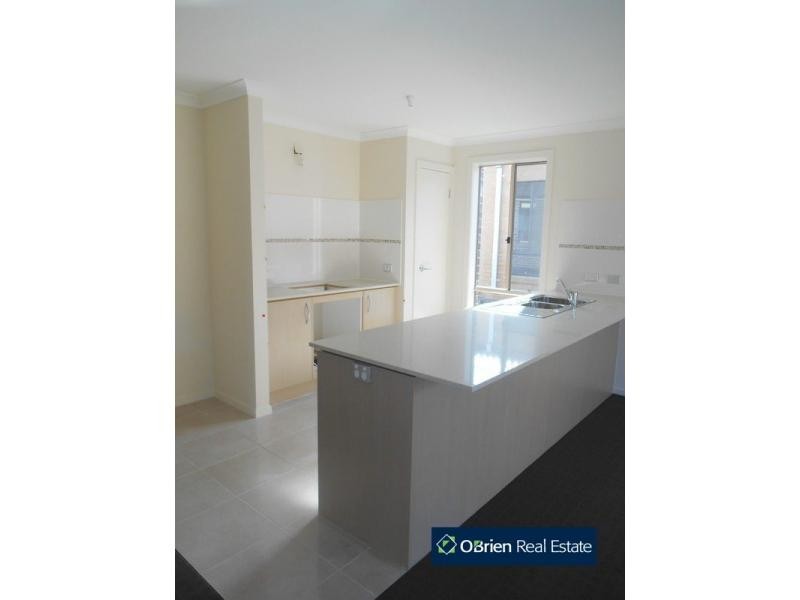 82 Wheelers Park Drive, Cranbourne North VIC 3977