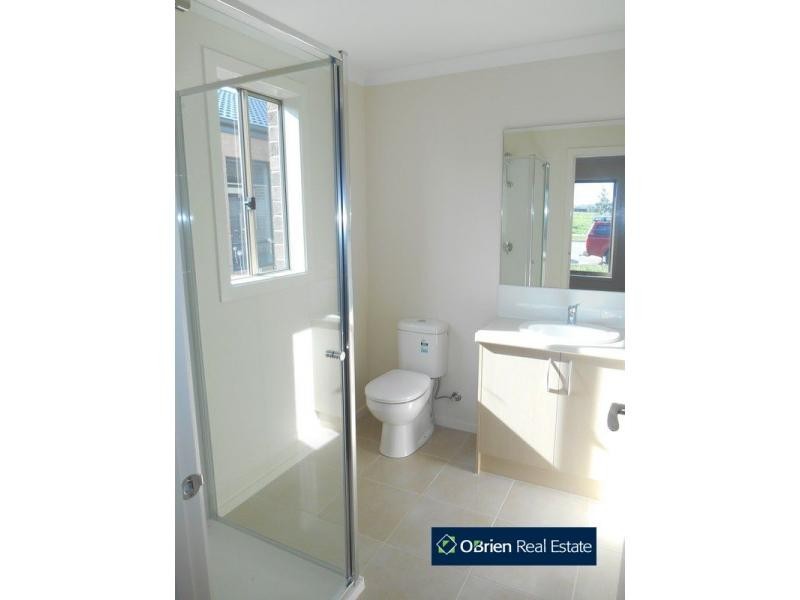 82 Wheelers Park Drive, Cranbourne North VIC 3977