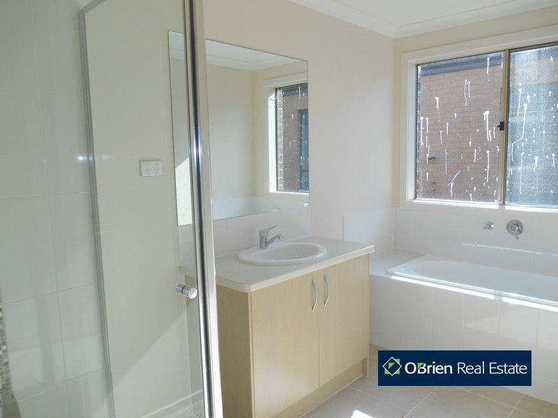 82 Wheelers Park Drive, Cranbourne North VIC 3977