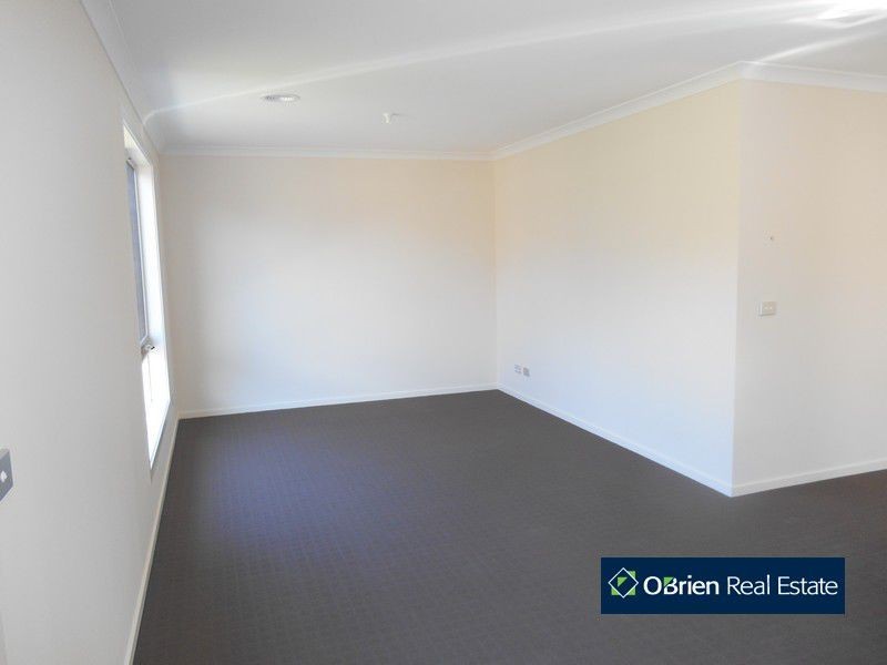 82 Wheelers Park Drive, Cranbourne North VIC 3977