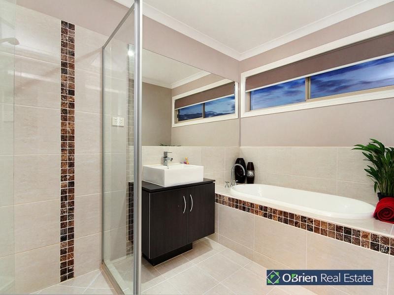 54 Everly Circuit, Pakenham VIC 3810