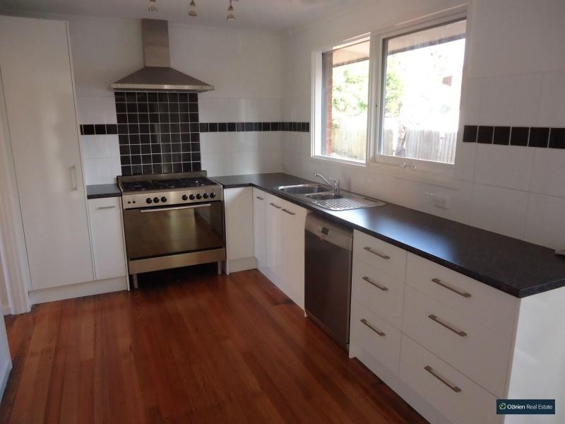 4 Bemersyde Drive, Berwick VIC 3806