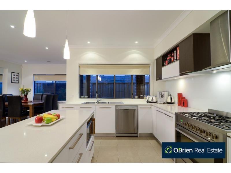 11 Lansell Avenue, Officer VIC 3809