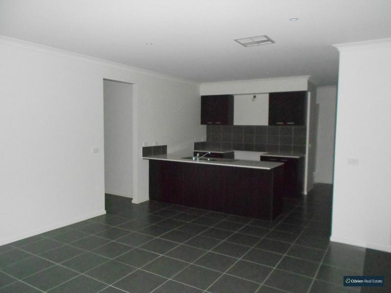 9 Glenelg Street, Clyde North VIC 3978