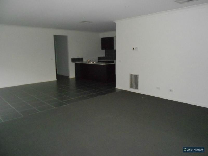 9 Glenelg Street, Clyde North VIC 3978