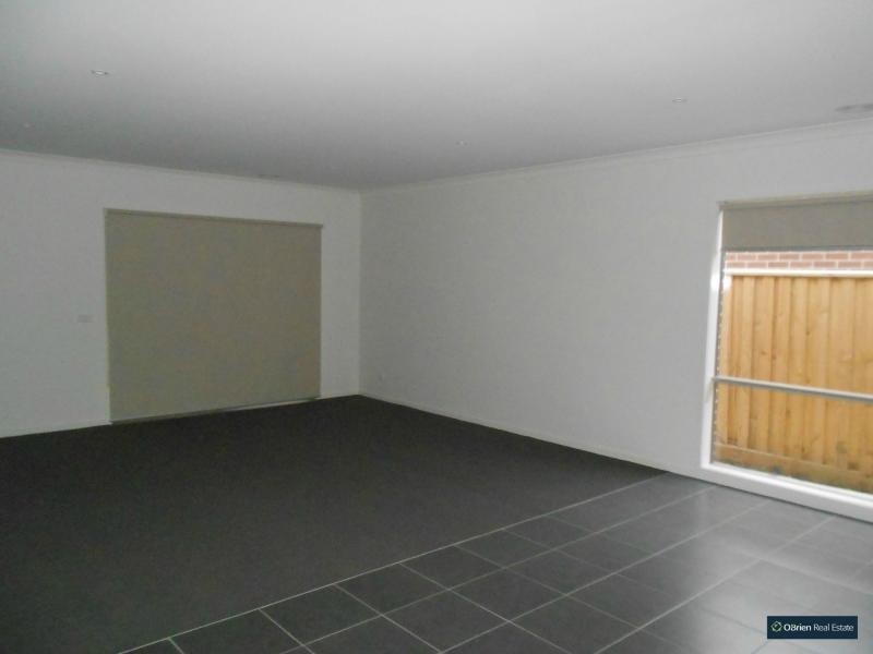 9 Glenelg Street, Clyde North VIC 3978