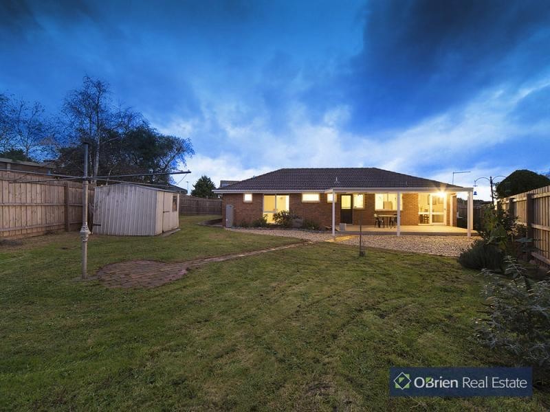 4 Sturrock Court, Berwick VIC 3806