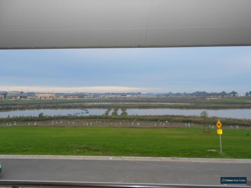 21 Maeve Crescent, Clyde North VIC 3978