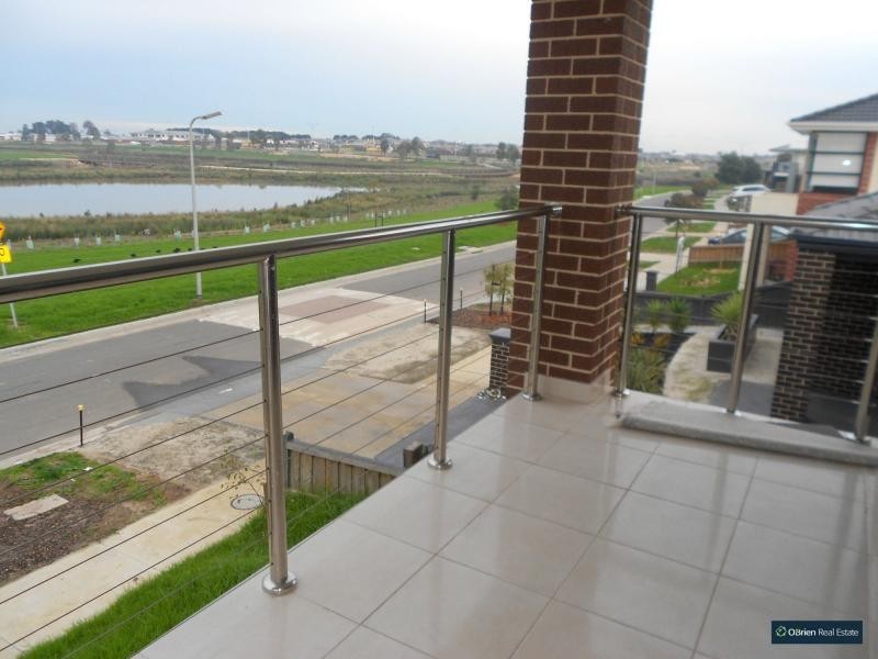 21 Maeve Crescent, Clyde North VIC 3978