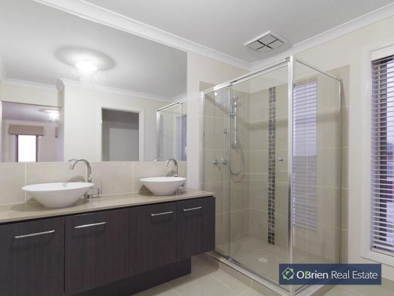 36 Chantenay Parade, Cranbourne North VIC 3977