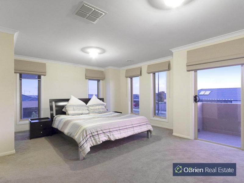 36 Chantenay Parade, Cranbourne North VIC 3977