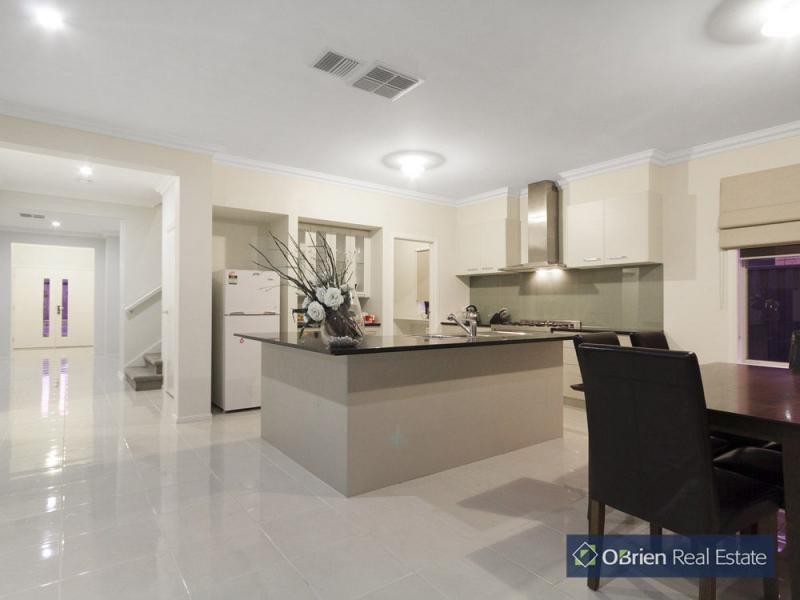 36 Chantenay Parade, Cranbourne North VIC 3977