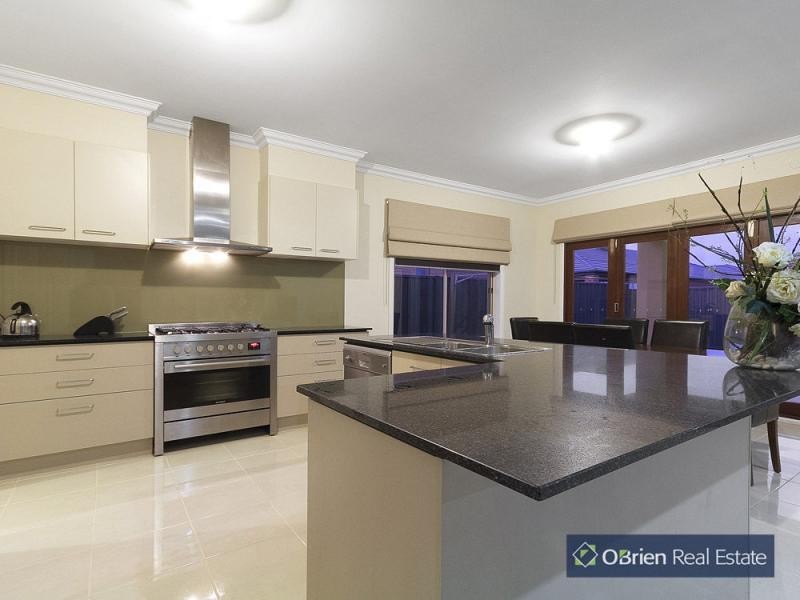 36 Chantenay Parade, Cranbourne North VIC 3977