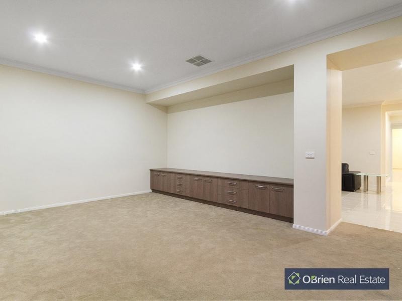 36 Chantenay Parade, Cranbourne North VIC 3977