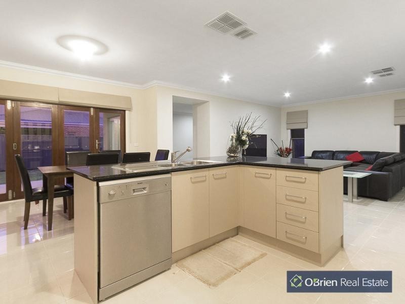 36 Chantenay Parade, Cranbourne North VIC 3977