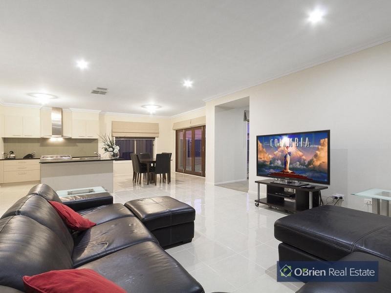 36 Chantenay Parade, Cranbourne North VIC 3977