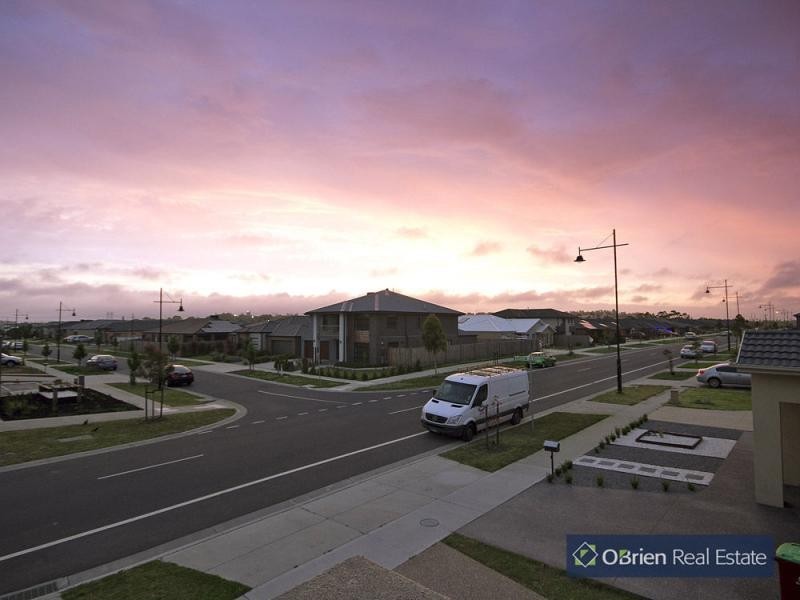 36 Chantenay Parade, Cranbourne North VIC 3977