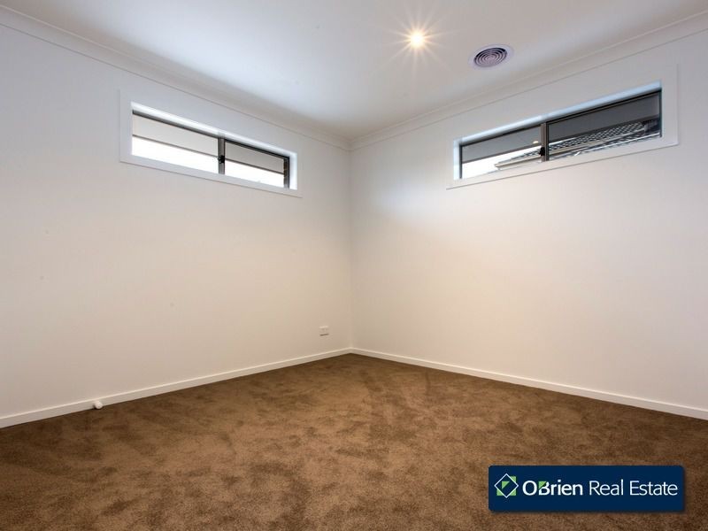 2/28 Lyall Road, Berwick VIC 3806