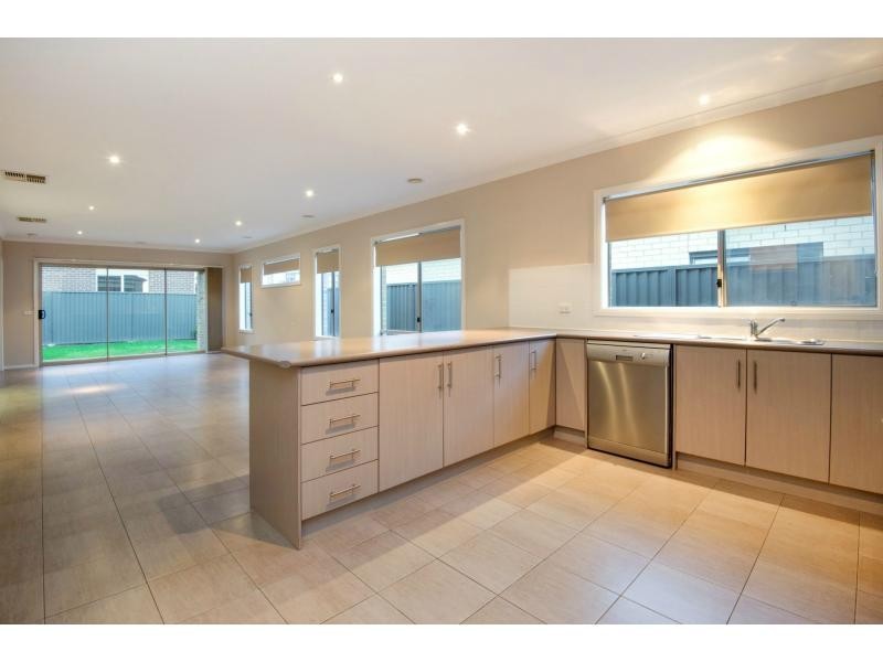 24 Sarton Link, Pakenham VIC 3810