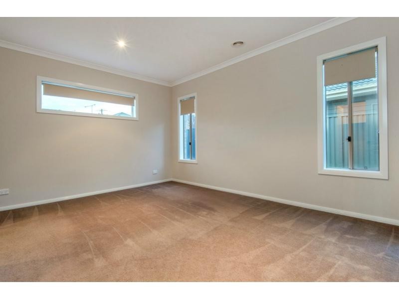 24 Sarton Link, Pakenham VIC 3810