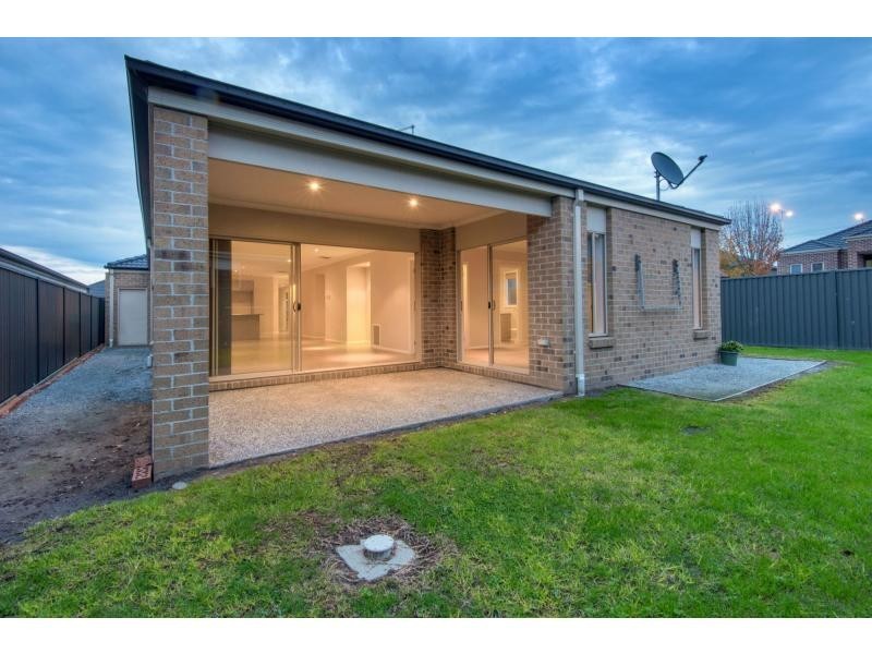 24 Sarton Link, Pakenham VIC 3810