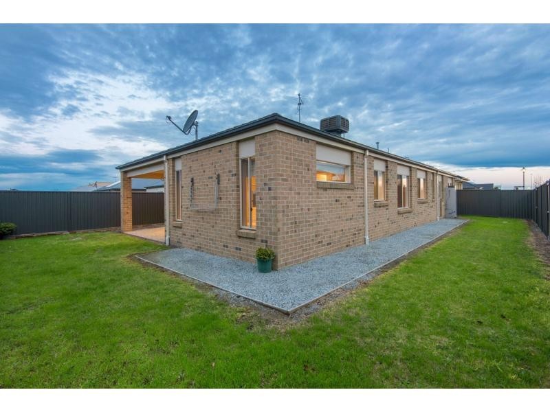 24 Sarton Link, Pakenham VIC 3810