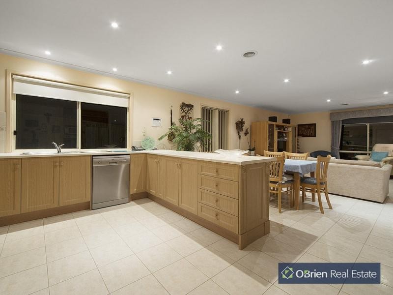 125 Montbrae Circuit, Narre Warren VIC 3805