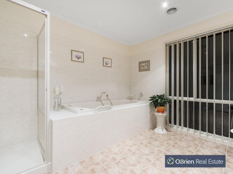 125 Montbrae Circuit, Narre Warren VIC 3805