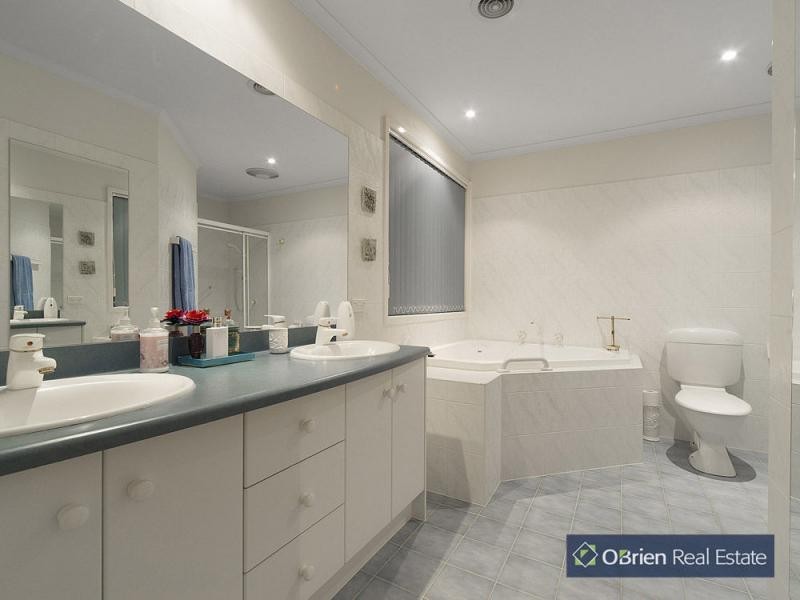 125 Montbrae Circuit, Narre Warren VIC 3805