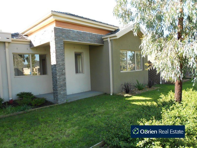 11 Tranquil Lane, Cranbourne North VIC 3977