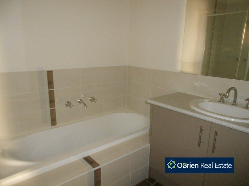 11 Tranquil Lane, Cranbourne North VIC 3977