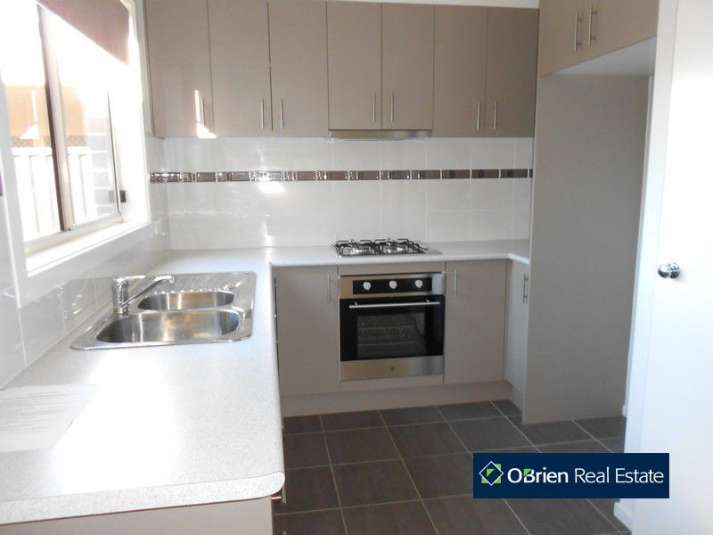 11 Tranquil Lane, Cranbourne North VIC 3977