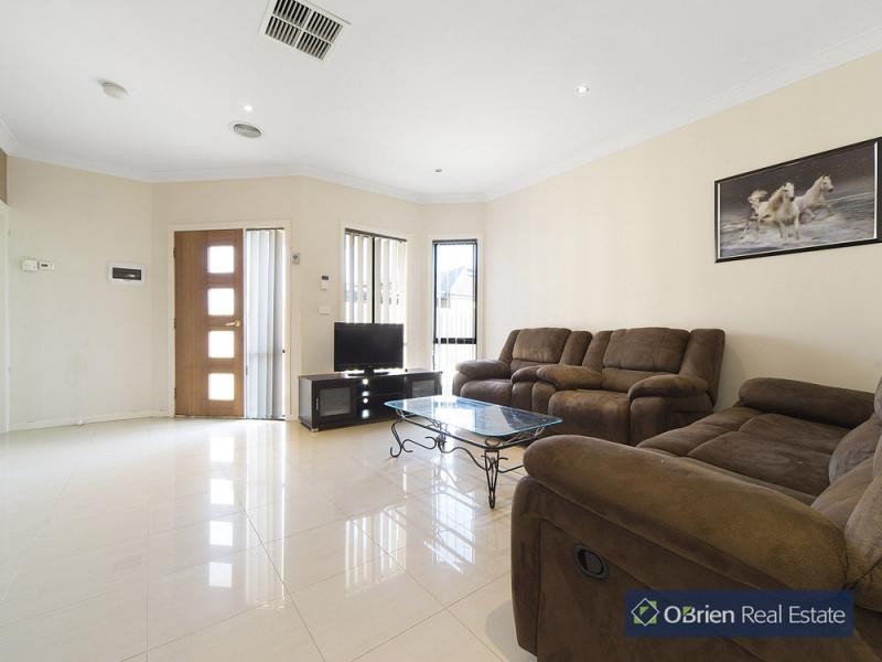 8A Kingsfield Crescent, Lynbrook VIC 3975