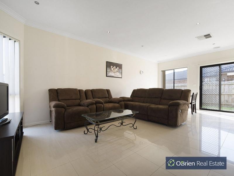 8A Kingsfield Crescent, Lynbrook VIC 3975