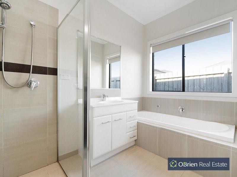 8A Kingsfield Crescent, Lynbrook VIC 3975