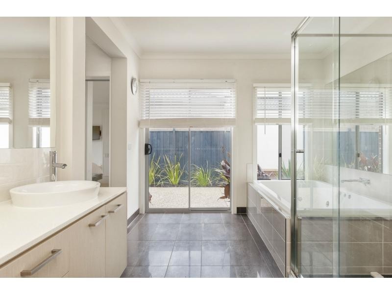 21 McCallum Drive, Cranbourne East VIC 3977