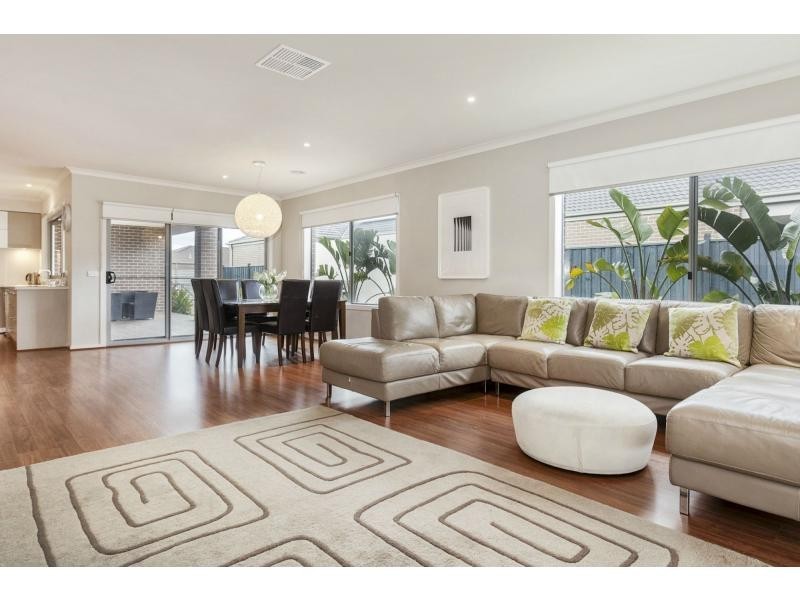 21 McCallum Drive, Cranbourne East VIC 3977