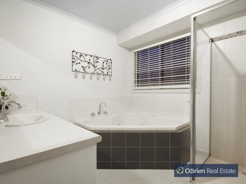 12 Flora Parkway, Carrum Downs VIC 3201