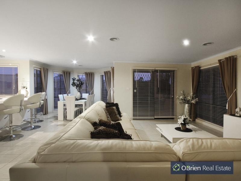 12 Flora Parkway, Carrum Downs VIC 3201