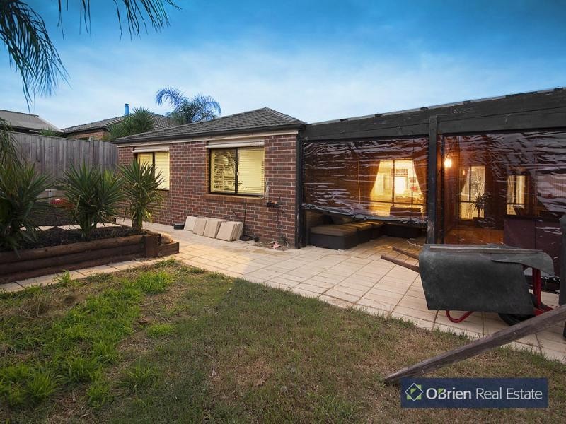 12 Flora Parkway, Carrum Downs VIC 3201