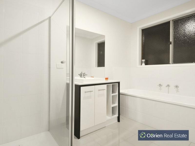 112 William Thwaites Boulevard, Cranbourne North VIC 3977