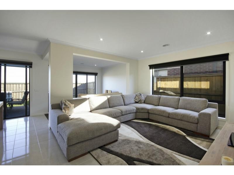 8 Alice Mary Road, Cranbourne West VIC 3977