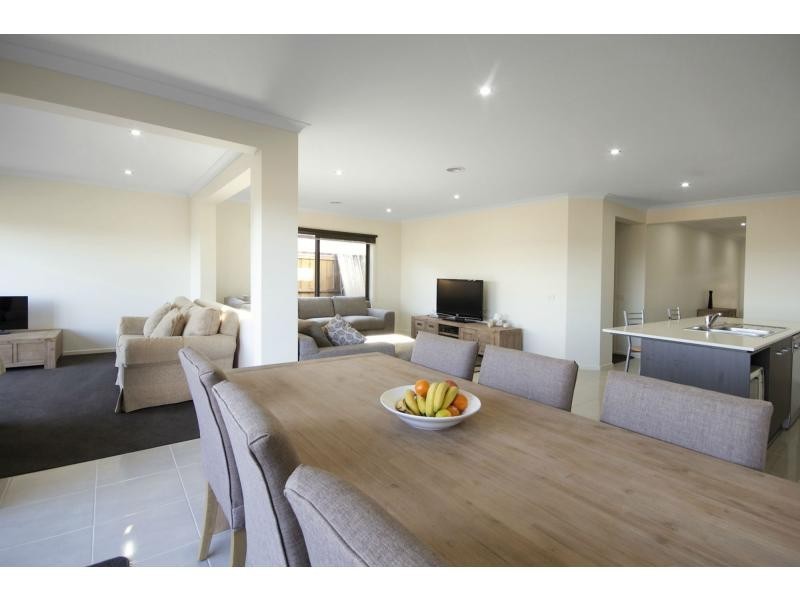 8 Alice Mary Road, Cranbourne West VIC 3977